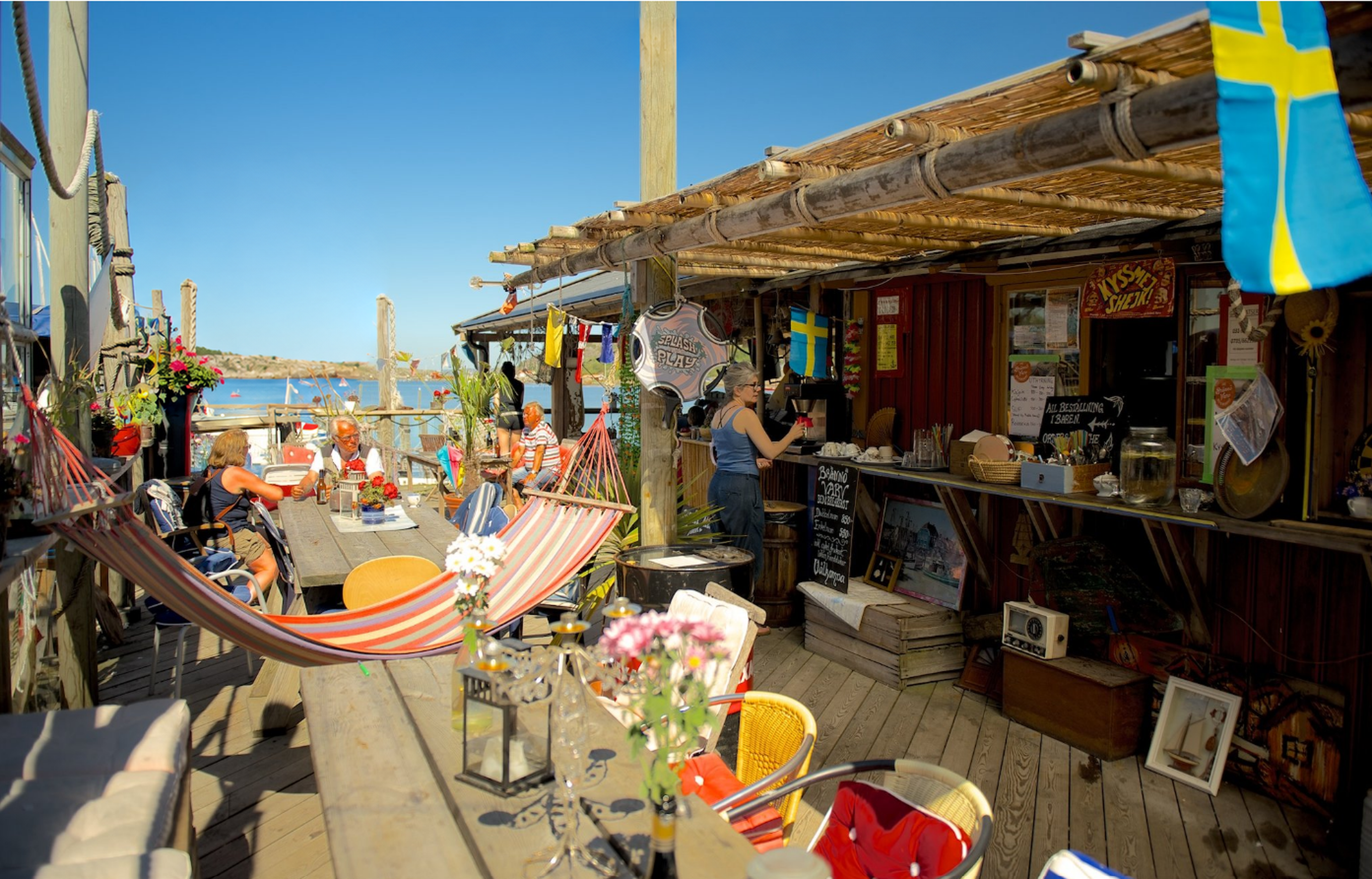 Uteserveringen på Brännö Varv med hängmatta, bar och havet bakom.