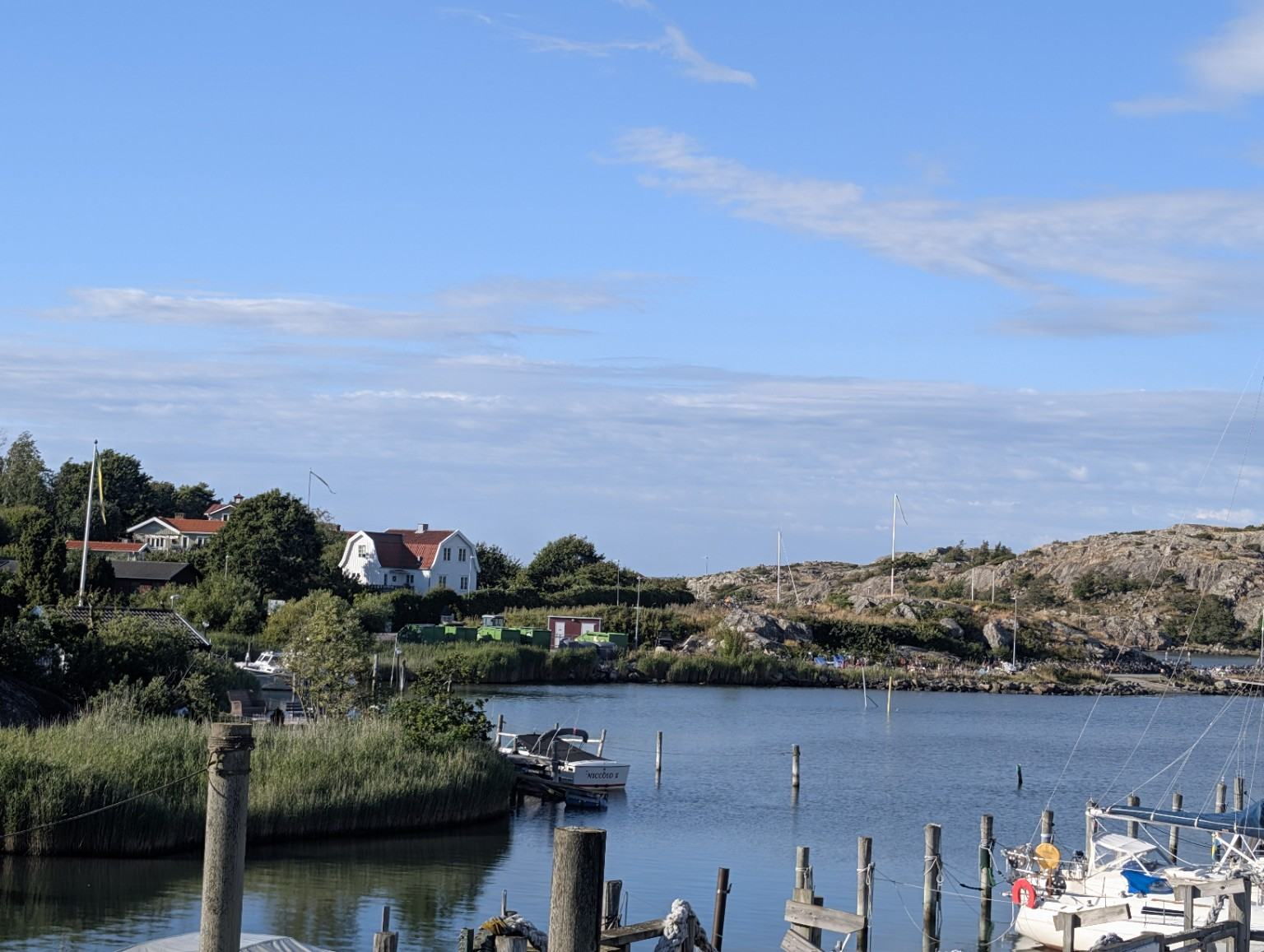 Brännö Varv sett från vattnet, med kaj, båtar och skärgårdshus.